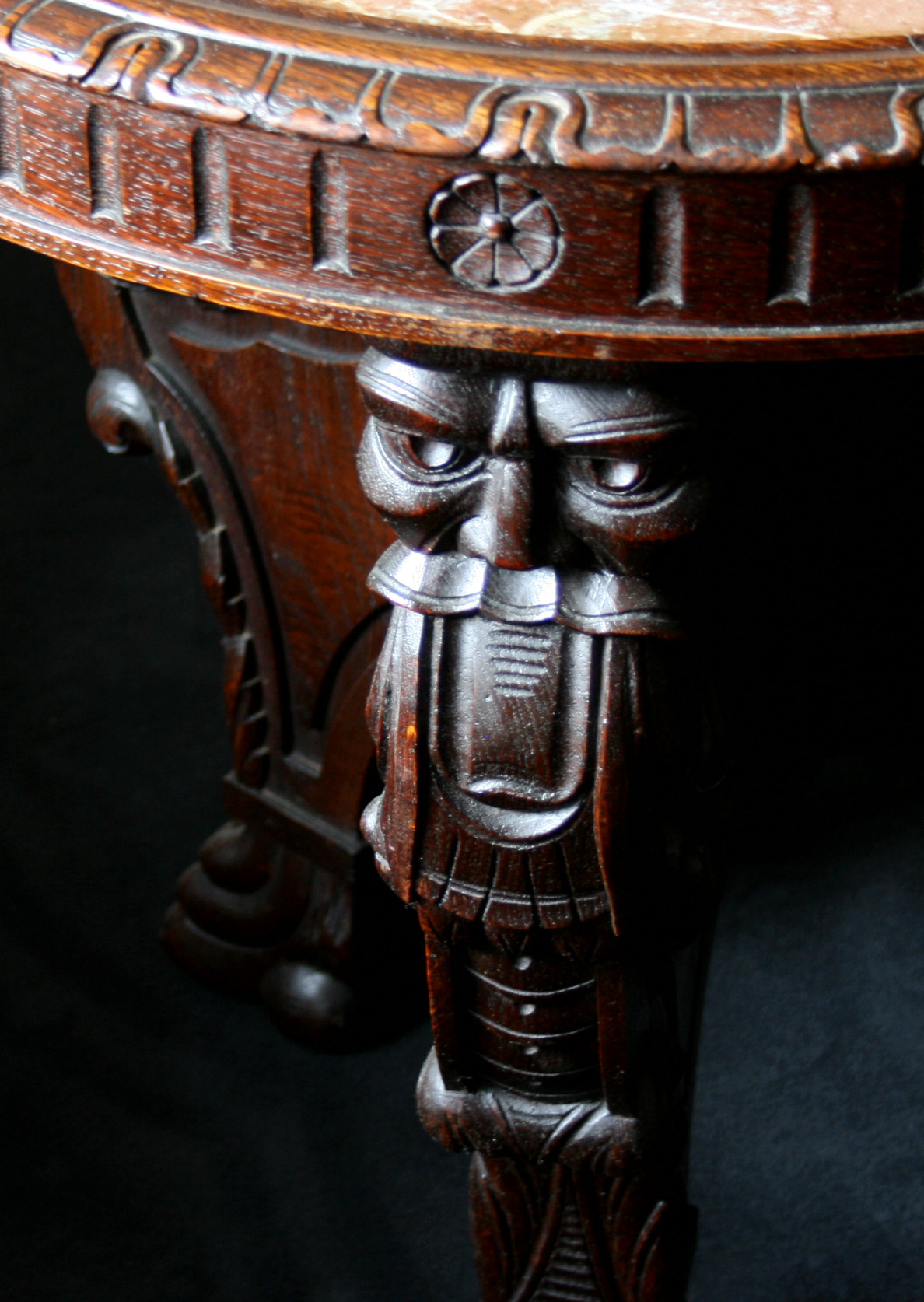 Bücherschrank mit Marmorplatte, Detailansicht