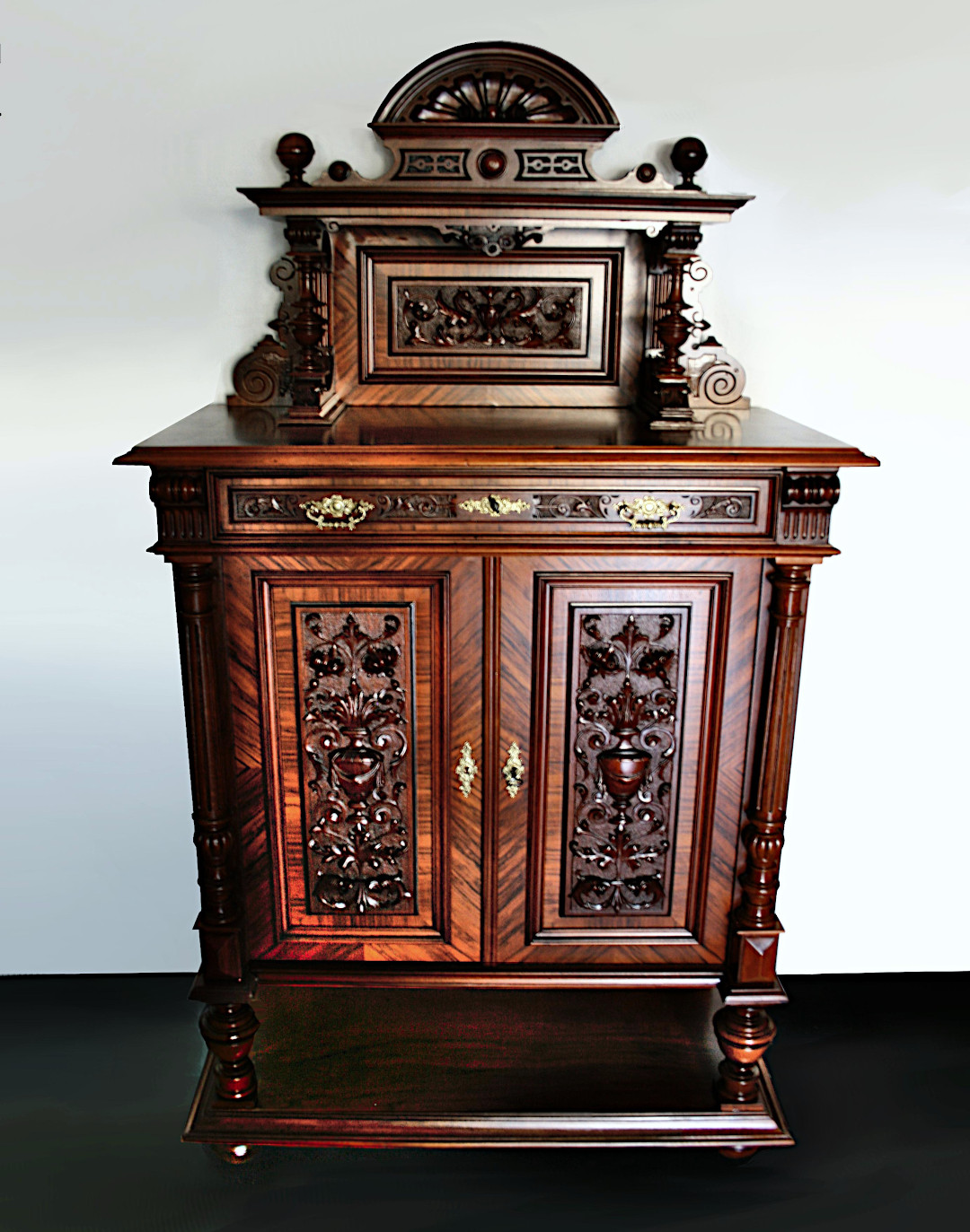 Biedermeier-Kommode in Nussbaum
