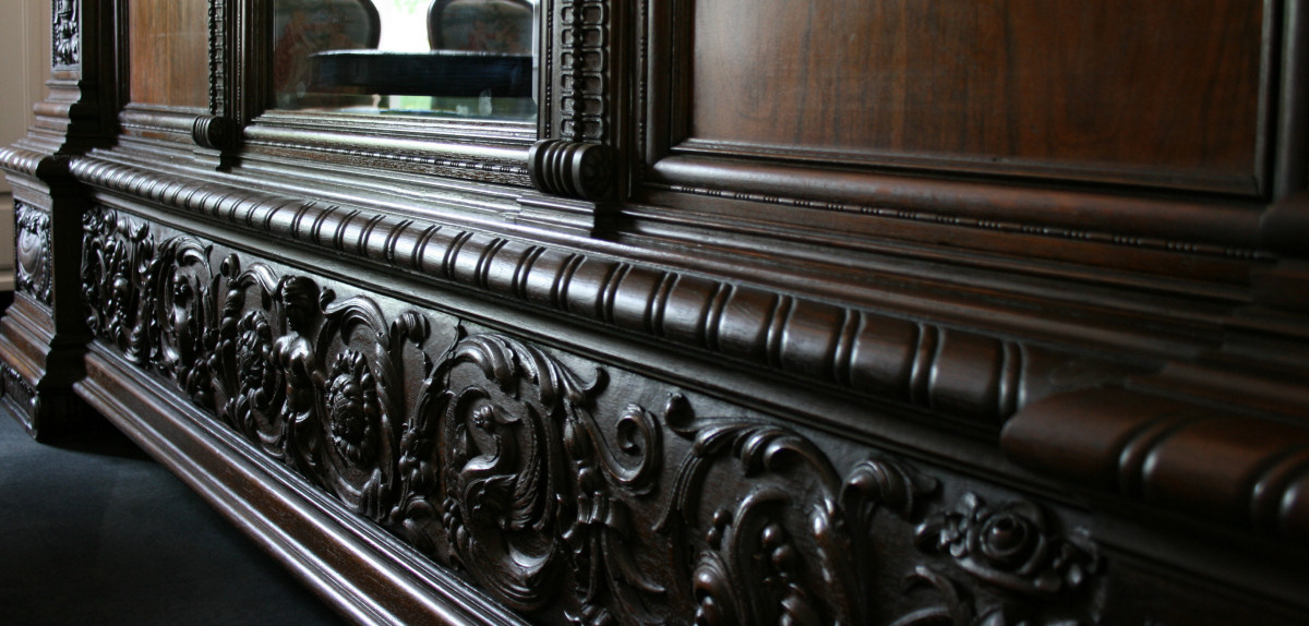 Bücherschrank um 1930, Schnitzereien, Sockel Schnitzereien, Sockel