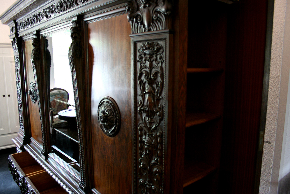 Bücherschrank um 1930, versteckte Fächer, geöffnet Bücherschrank um 1930, versteckte Fächer, geöffnet