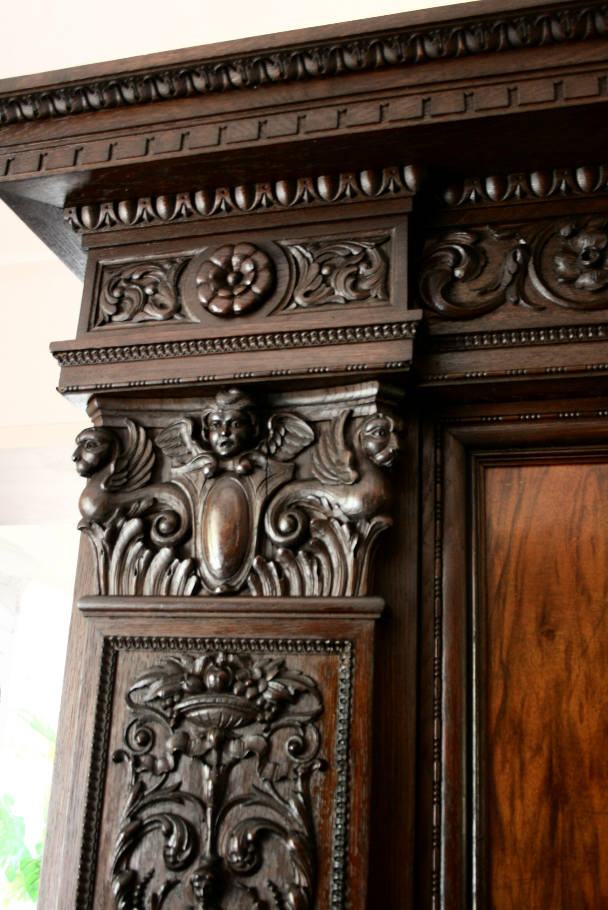 Bücherschrank um 1930, Schnitzereien Bücherschrank um 1930, Schnitzereien