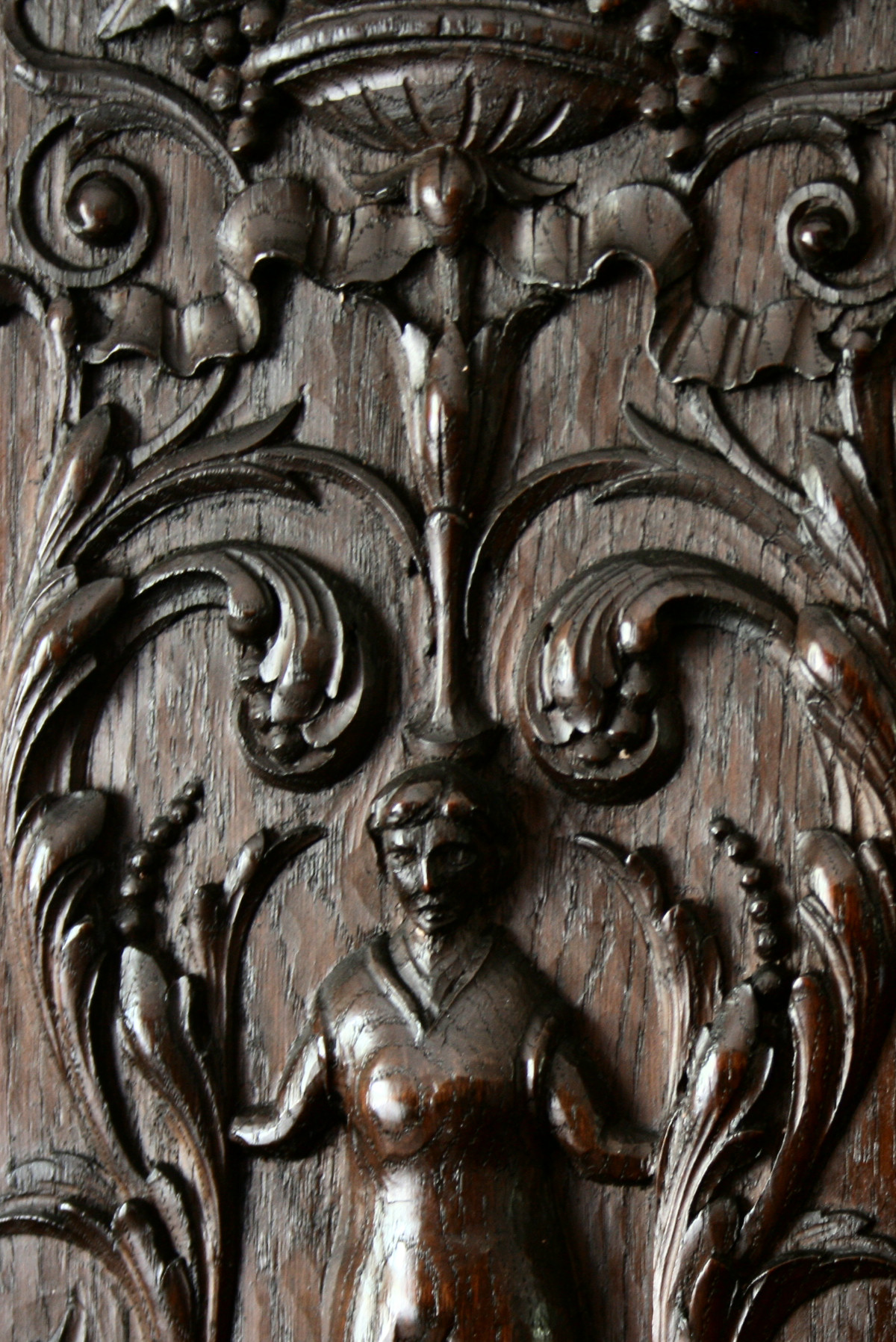 Bücherschrank um 1930, Schnitzereien Bücherschrank um 1930, Schnitzereien