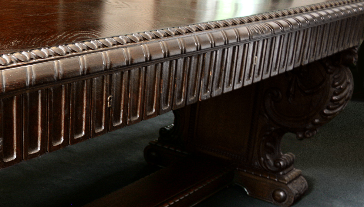 Schreibtisch um 1930, Schubkästen geschlossen Schreibtisch um 1930, Schubkästen geschlossen