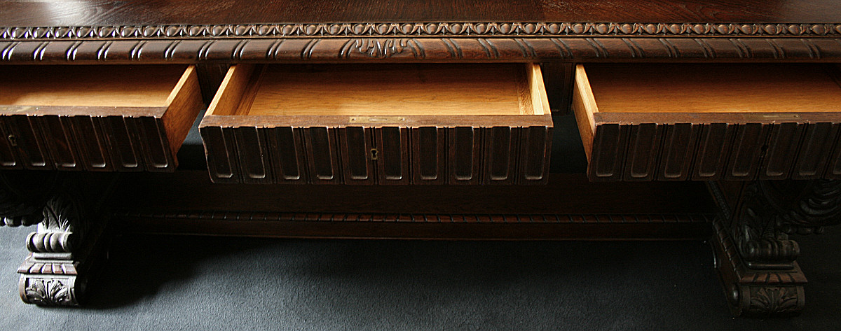 Schreibtisch um 1930, Schubkästen geöffnet Schreibtisch um 1930, Schubkästen geöffnet