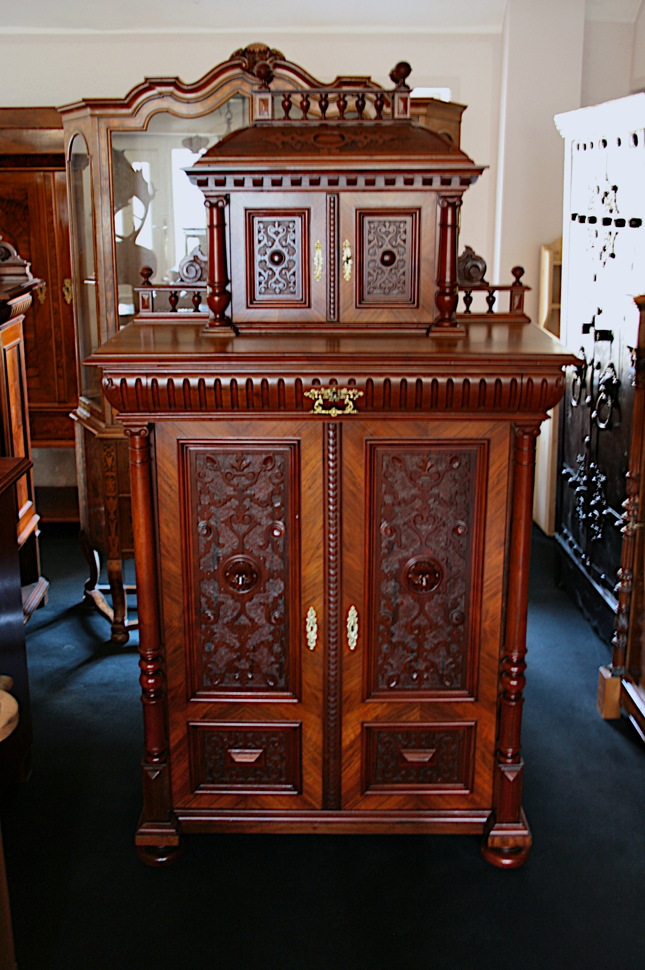 Biedermeier-Kommode in Nussbaum